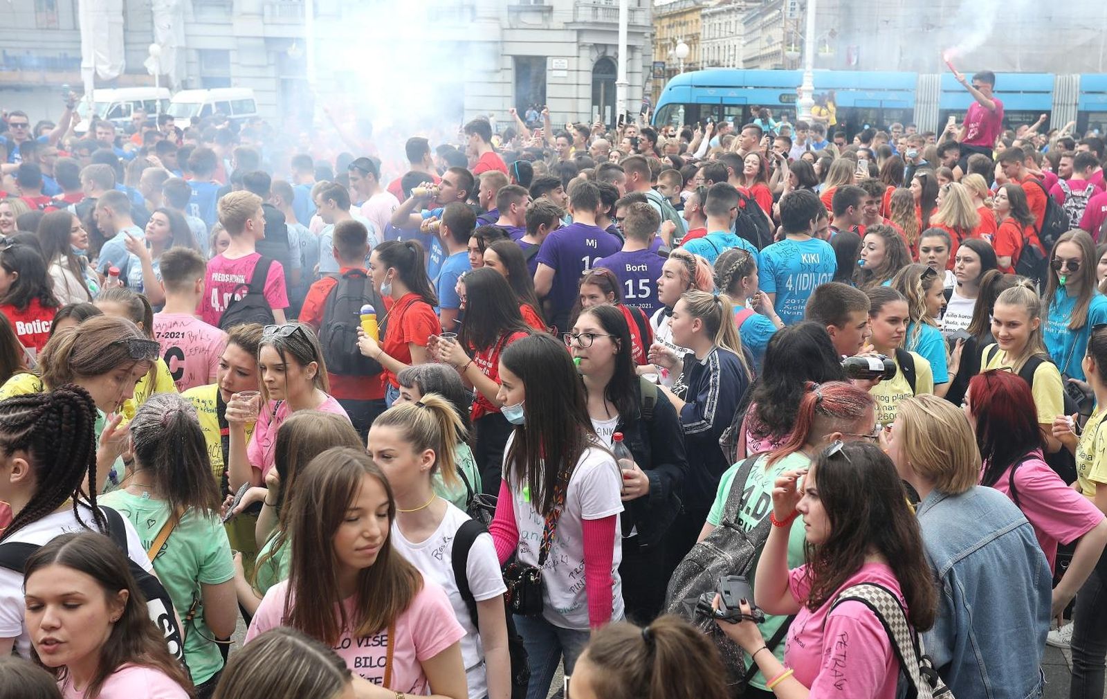 25.06.2021., Zagreb - Unatoc zabrani zbog covida-19 ucenici se na Trgu bana Jelacica okupljaju za norijadu. Photo: Patrik Macek/PIXSELL