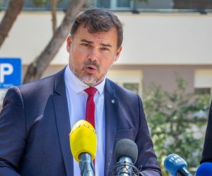 25.05.2021., Pula - Izvanredna konferencija za medije kandidata SDP-a za Istarskog zupana Danijela Ferica na temu: "Ozbiljne optuzbe za korupciju predsjednika IDS-a Borisa Miletica". Photo: Srecko Niketic/PIXSELL