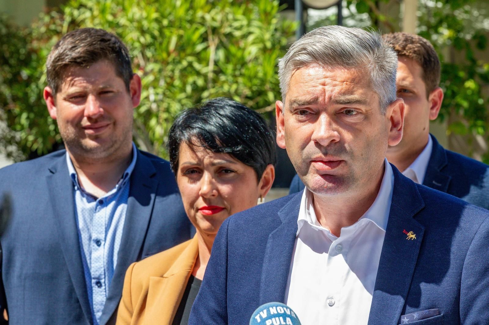 25.05.2021., Pula  - 
Konferencija za medije kandidata IDS-a za Istarskog zupana Borisa Miletica uz potporu 
brojnih predstavnika IDS-a. Tema konferencije je bila: Istra fer sansi po Fericevom. Photo: Srecko Niketic/PIXSELL
