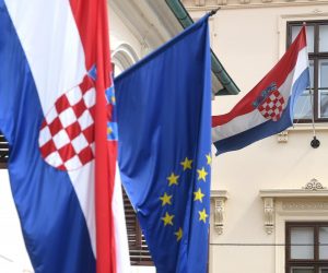 Zagreb: Kardinal Bozanić predvodio misu za domovinu

 25.06.2018., Zagreb - Kardinal Josip Bozanic u crkvi sv. Marka u povodu Dana drzavnosti predvodio misu za domovinu. 

Photo: Marko Lukunic/PIXSELL
