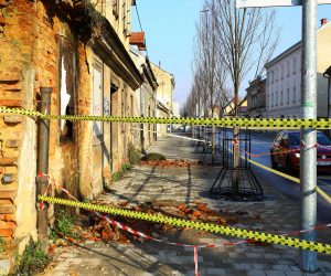 26.01.2021., Karlovac -U sredistu Karlovca sve je vise rusevnih objekata opasnih za prolaznike koje su dodatno ostecene nakon potresa. Sa brojnih starih zgrada otpadaju cigle, prijeti opasnost od urusavanja cijelog objekta ili krova pa su ogradene i oznacene kao neupotrebljive.
Photo: Kristina Stedul Fabac/PIXSELL