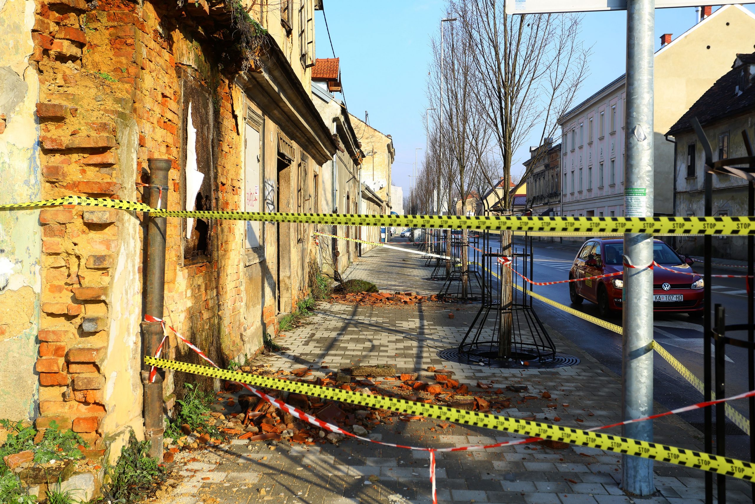 26.01.2021., Karlovac -U sredistu Karlovca sve je vise rusevnih objekata opasnih za prolaznike koje su dodatno ostecene nakon potresa. Sa brojnih starih zgrada otpadaju cigle, prijeti opasnost od urusavanja cijelog objekta ili krova pa su ogradene i oznacene kao neupotrebljive.
Photo: Kristina Stedul Fabac/PIXSELL