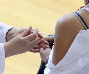 26.05.2021., Sibenik - U sportskoj dvorani na Baldekinu nastavljeno je cijepljenje protiv koronavirusa. Prvu dozu cjepiva i docijepljivanje primit ce vise od 500 osoba. Photo: Dusko Jaramaz/PIXSELL