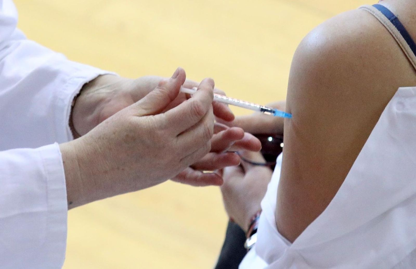 26.05.2021., Sibenik - U sportskoj dvorani na Baldekinu nastavljeno je cijepljenje protiv koronavirusa. Prvu dozu cjepiva i docijepljivanje primit ce vise od 500 osoba. Photo: Dusko Jaramaz/PIXSELL