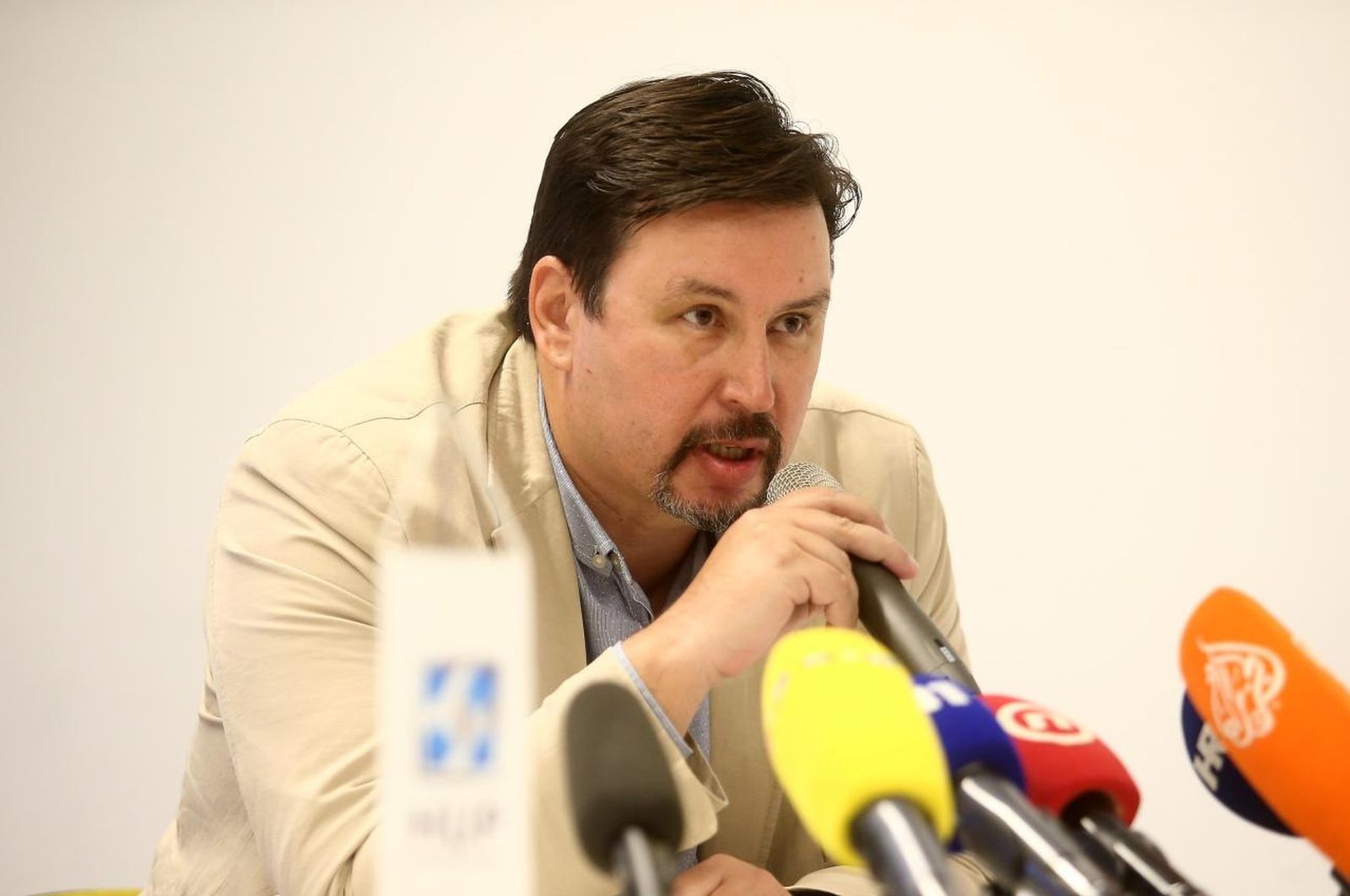 26.11.2020., Zagreb - Hrvatske udruge poslodavaca te drugih ugostiteljskih i poslodavackih udruzenja, na konferenciji za medije iznijeli prijedloge mjera kojima bi se ublazio ucinak zatvaranja poslovanja, zbog vladinih mjera suzbijanja epidemije koronavirusa koje se ticu ugostiteljstva. Na konferenciji za medije sudjelovali su predstavnici HUP-a, Nacionalne udruge ugostitelja, Udruzenja ugostitelja Zagreb i Udruge Glas poduzetnika. Hrvoje Bujas. 
Photo: Matija Habljak/PIXSELL