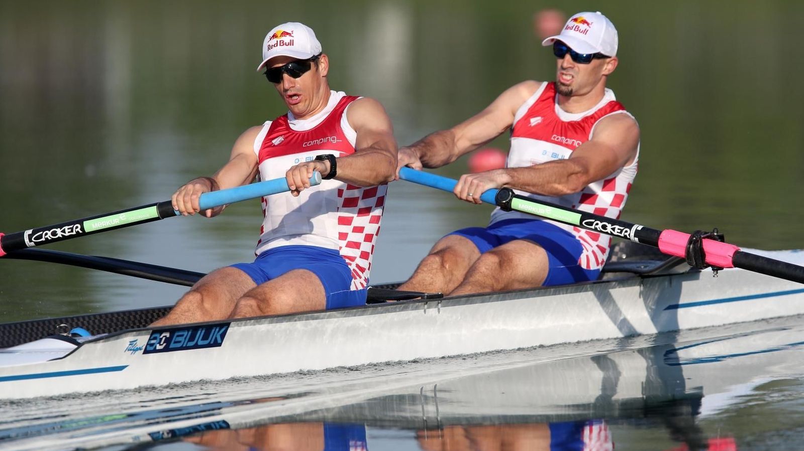 27.04.2020., Zagreb, SRC Jarun - Olimpijski pobjednici Valent i Martin Sinkovic u dvojcu bez kormilara ponovno na treningu na  vodi nakon sestotjedne pauze. Iz epidemioloskih razloga i u sklopu sportskog centa Jarun sportasima je bilo zabranjeno trenirati pa su ponajbolji svjetski veslaci s odusevljenjem docekali odluku Vlade RH i Nacionalnog stozera Civilne zastite o otvaranju sportskih objekata za sportase prve i druge kategorije.
Photo: Igor Kralj/PIXSELL