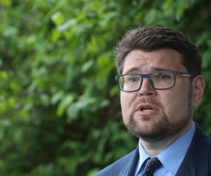 28.04.2021., Zagreb - Josko Klisovic (SDP) u pratnji predsjednika stranke Pedje Grbina i simpatizera predao je izbornom povjerenstvu potpise za kandidaturu za gradonacelnika Zagreba. Photo: Zeljko Lukunic/PIXSELL