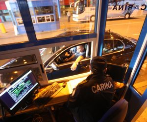 28.04.2015., Bajakovo - Carinski sluzbenici i granicna policija u obavljanju njihovog svakodnevnog posla. Pregled vozila i putovnica, obilazak terena u potrazi za ilegalnim prelascima granice te krijumcarenja nedozvoljene robe. Photo: Marko Mrkonjic/PIXSELL