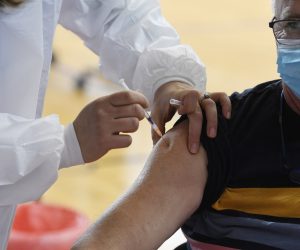 29.04.2021., Sibenik - Masovno cijepljenje protiv covida-19 u sportskoj dvorani Baldekin. Photo: Hrvoje Jelavic/PIXSELL