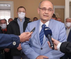 29.04.2021., Osijek - Gradskom izbornom povjerenstvu Grada Osijeka kandidacijske liste za Gradsko vijece Grada Osijeka i za Gradonacelnika predali su ispred HDSSB-a Ivica Zavrski i nekolicina gradjana kao podrska. Photo: Dubravka Petric/PIXSELL