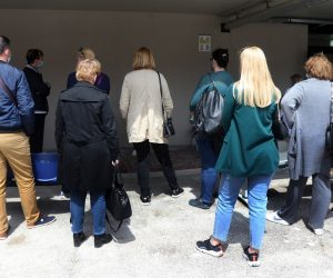 29.04.2021., Sibenik - Ispred OHBP-a sibenske bolnice organiziran je punkt za cijepljenje prosvjetnih djelatnika. Planirano je cijepljenje oko 200 prosvjetnih djelatnika iz svih srednjih skola na podrucju Sibenika.
Photo: Dusko Jaramaz/PIXSELL