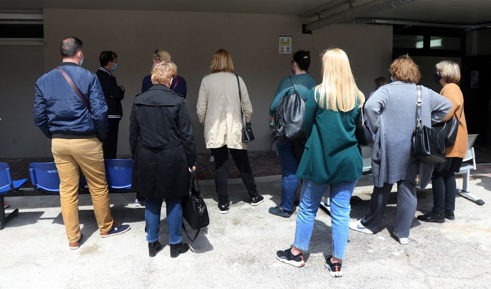 29.04.2021., Sibenik - Ispred OHBP-a sibenske bolnice organiziran je punkt za cijepljenje prosvjetnih djelatnika. Planirano je cijepljenje oko 200 prosvjetnih djelatnika iz svih srednjih skola na podrucju Sibenika.
Photo: Dusko Jaramaz/PIXSELL