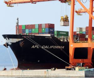 Rijeka: Ukrcavanje kontejnera na brod APL California 29.08.2018., Rijeka - Ukrcavanje kontejnera na brod APL California na Brajdici u kontejnerskom terminalu rijecke luke. Photo: Goran Kovacic/PIXSELL