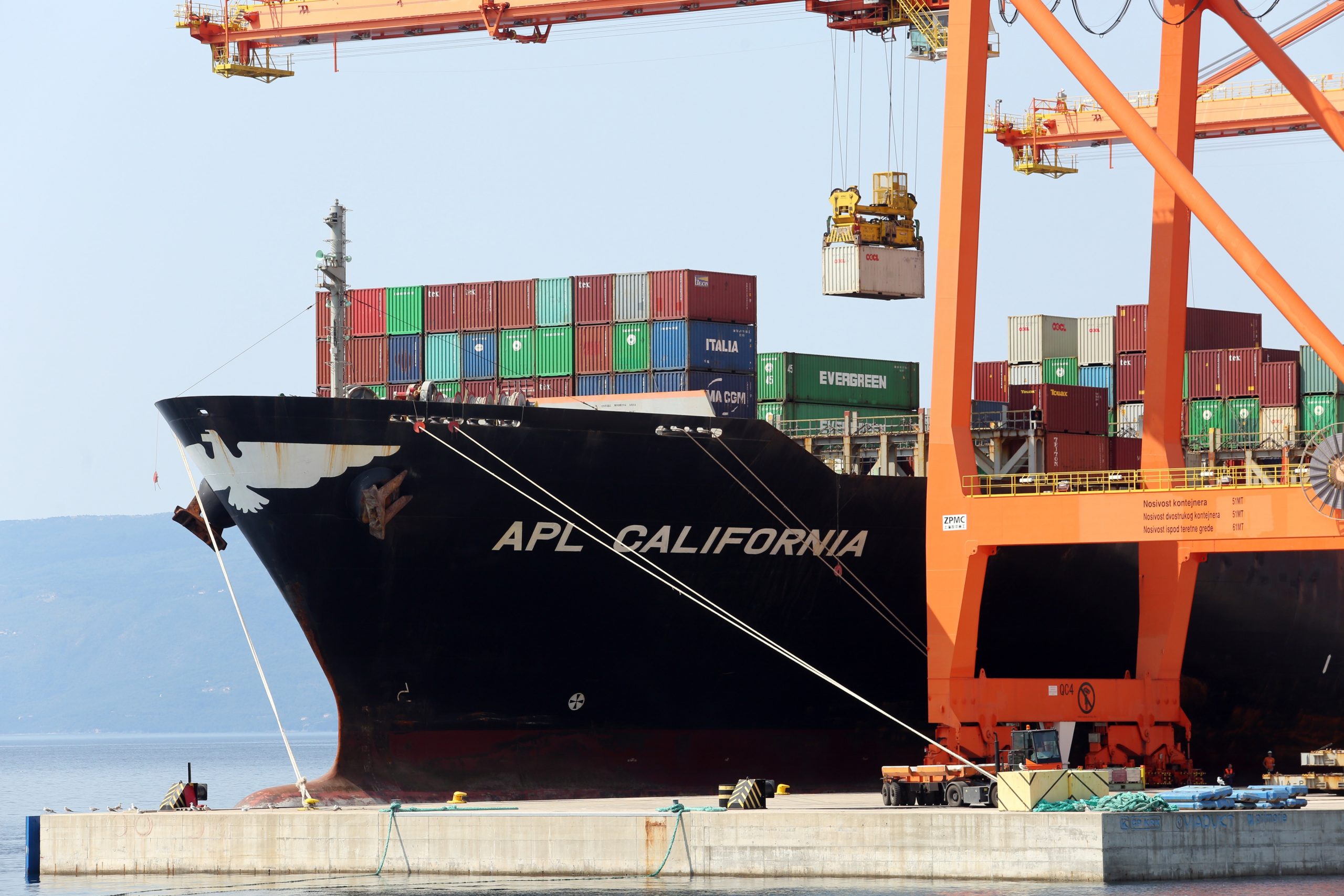 Rijeka: Ukrcavanje kontejnera na brod APL California 29.08.2018., Rijeka - Ukrcavanje kontejnera na brod APL California na Brajdici u kontejnerskom terminalu rijecke luke. Photo: Goran Kovacic/PIXSELL