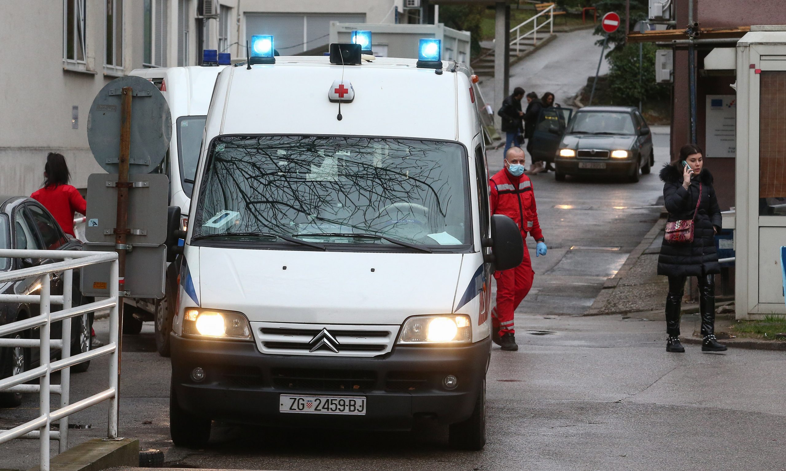 29.12.2020., Zagreb - Klinicki bolnicki centar Sestre milosrdnice iscekuje dolazak pacijenata iz Sisacko-moslavacke zupanije gdje je bio epicentar danasnjeg potresa. 
Photo: Matija Habljak/PIXSELL