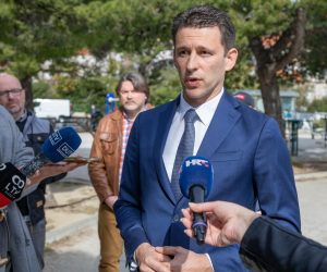 30.03.2021., Batala, Dubrovnik - Kandidat za Dubrovacko-neretvanskog zupana i predsjednik Mosta Bozo Petrov susreo se s vlasnicima plovila koji ce zbog prosirenja Lapadske obale ostati bez vezova. U ime vlasnika sa problemom s kojim su suoceni Petrova je upoznao Misel Lupis, pokretac gradjanske inicijative kojoj se u samo nekoliko dana pridruzilo cak 700 gradjana.
Photo: Grgo Jelavic/PIXSELL