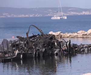 30.05.2021., Kastel Gomilica - Nakon burne noci kastelanski vatrogasci jos uvijek marljivo rade na zgaristu brodova koji su nocas izgorjeli u marini Kastela.
Photo: Ivo Cagalj/PIXSELL