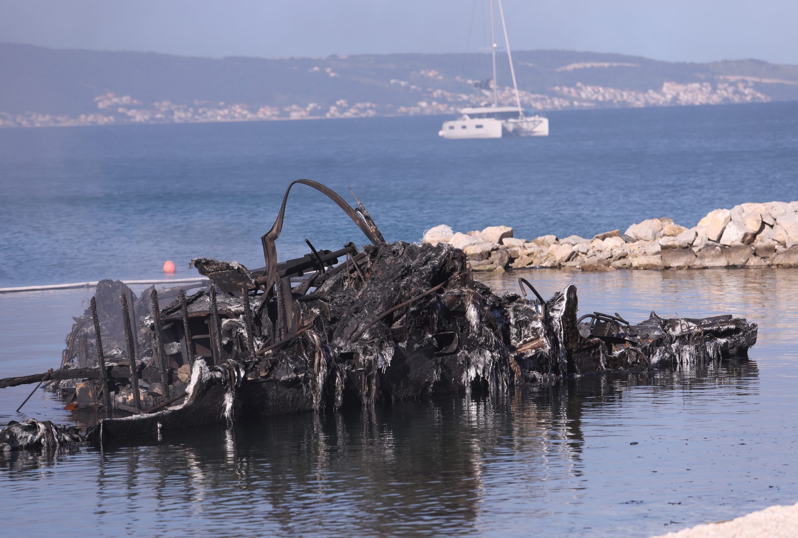 30.05.2021., Kastel Gomilica - Nakon burne noci kastelanski vatrogasci jos uvijek marljivo rade na zgaristu brodova koji su nocas izgorjeli u marini Kastela.
Photo: Ivo Cagalj/PIXSELL