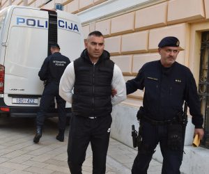 Zadar: Privođenje Darka Kovačevića, Daruvarca sucu istrage 31.03.2019., Zadar - Privodjenje Darka Kovacevica, Daruvarca iz policijske postaje sucu istrage. 
Photo: Hrvoje Jelavic/PIXSELL