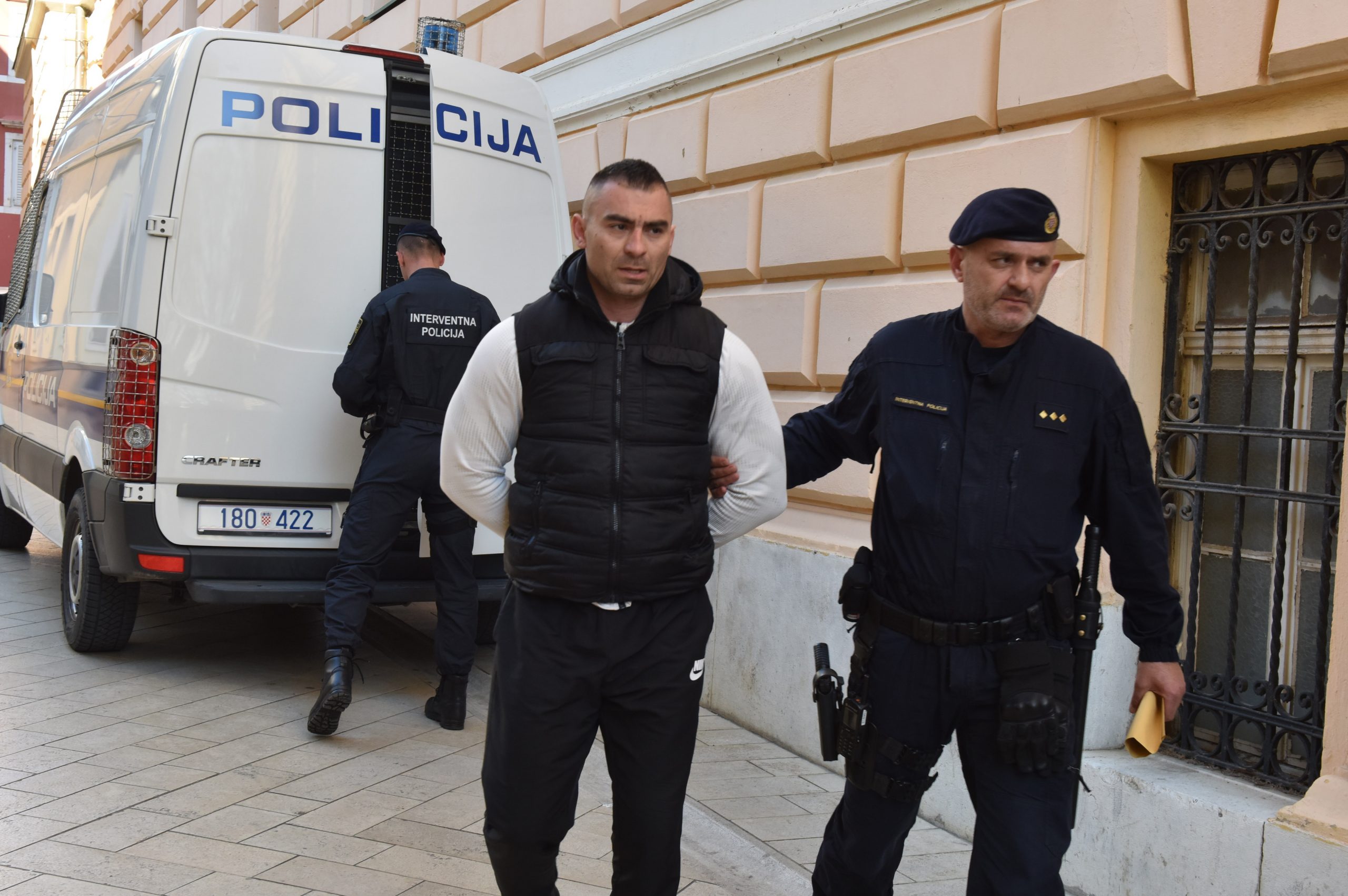 Zadar: Privođenje Darka Kovačevića, Daruvarca sucu istrage 31.03.2019., Zadar - Privodjenje Darka Kovacevica, Daruvarca iz policijske postaje sucu istrage. 
Photo: Hrvoje Jelavic/PIXSELL