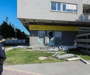31.05.2021., Zagreb - U jednom od stanovu u stambenoj zgradi na Lanistu doslo je do eksplozije u ranim jutarnjim satima. Jedan stan i lift na trecem katu jace su osteceni te je jedna osoba ozlijedjena. Photo: Jurica Galoic/PIXSELL