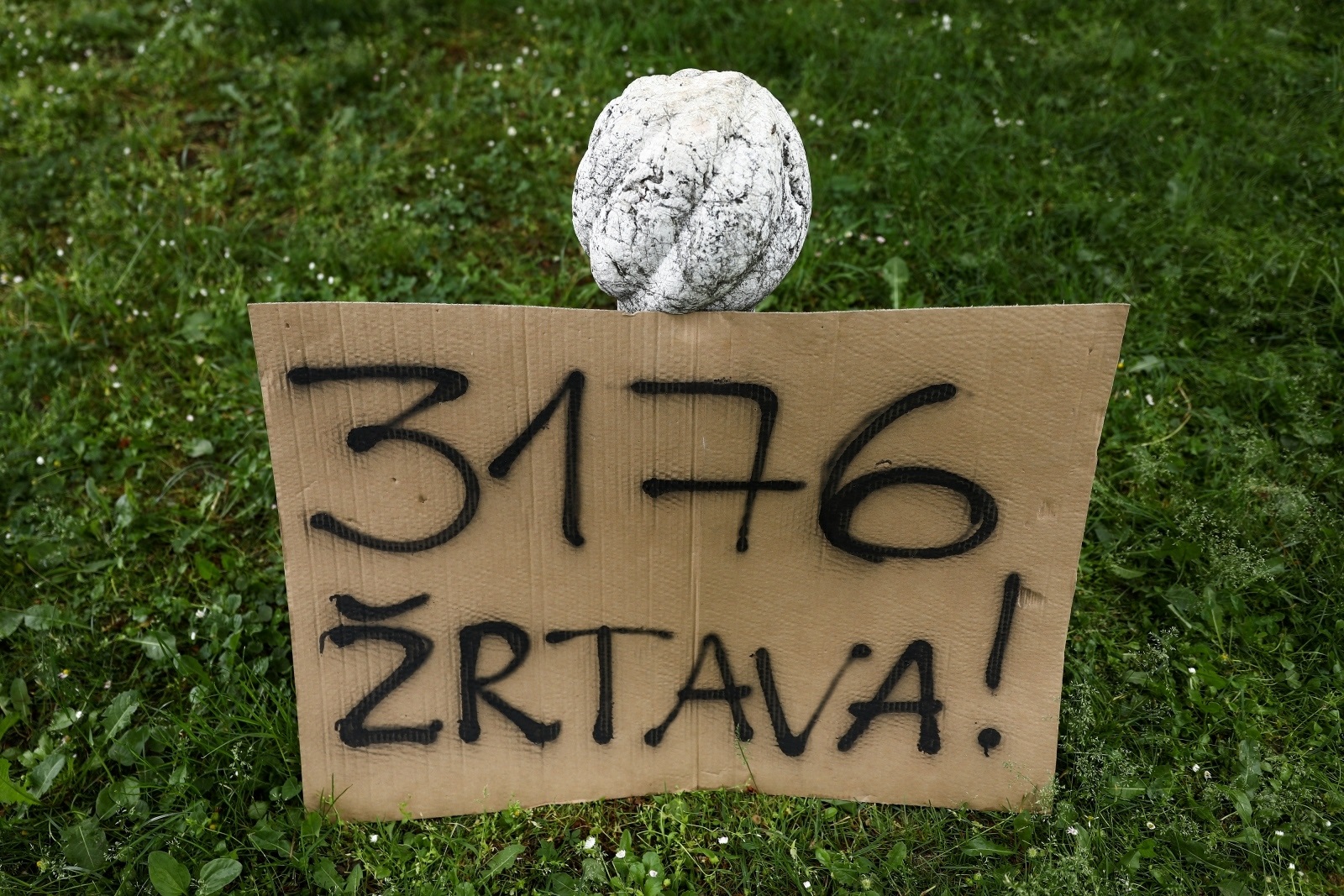 31.05.2021., Sarajevo, Bosna i Hercegovina - Povodom godisnjice zlocina u Prijedoru, gdje je ubijeno i protjerano vise od 50.000 ljudi, postavljena je instalacija u Velikom parku u Sarajevu.
Photo: Armin Durgut/PIXSELL