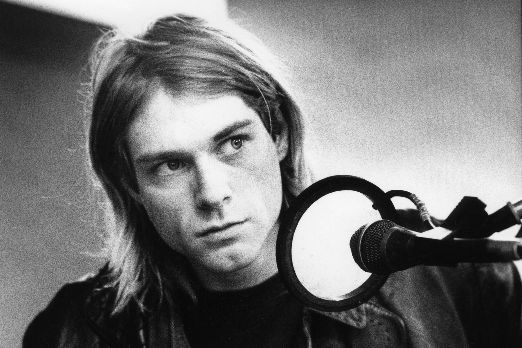 NETHERLANDS - NOVEMBER 25:  HILVERSUM  Photo of Kurt COBAIN and NIRVANA, Kurt Cobain recording in Hilversum Studios, playing bass guitar  (Photo by Michel Linssen/Redferns)
