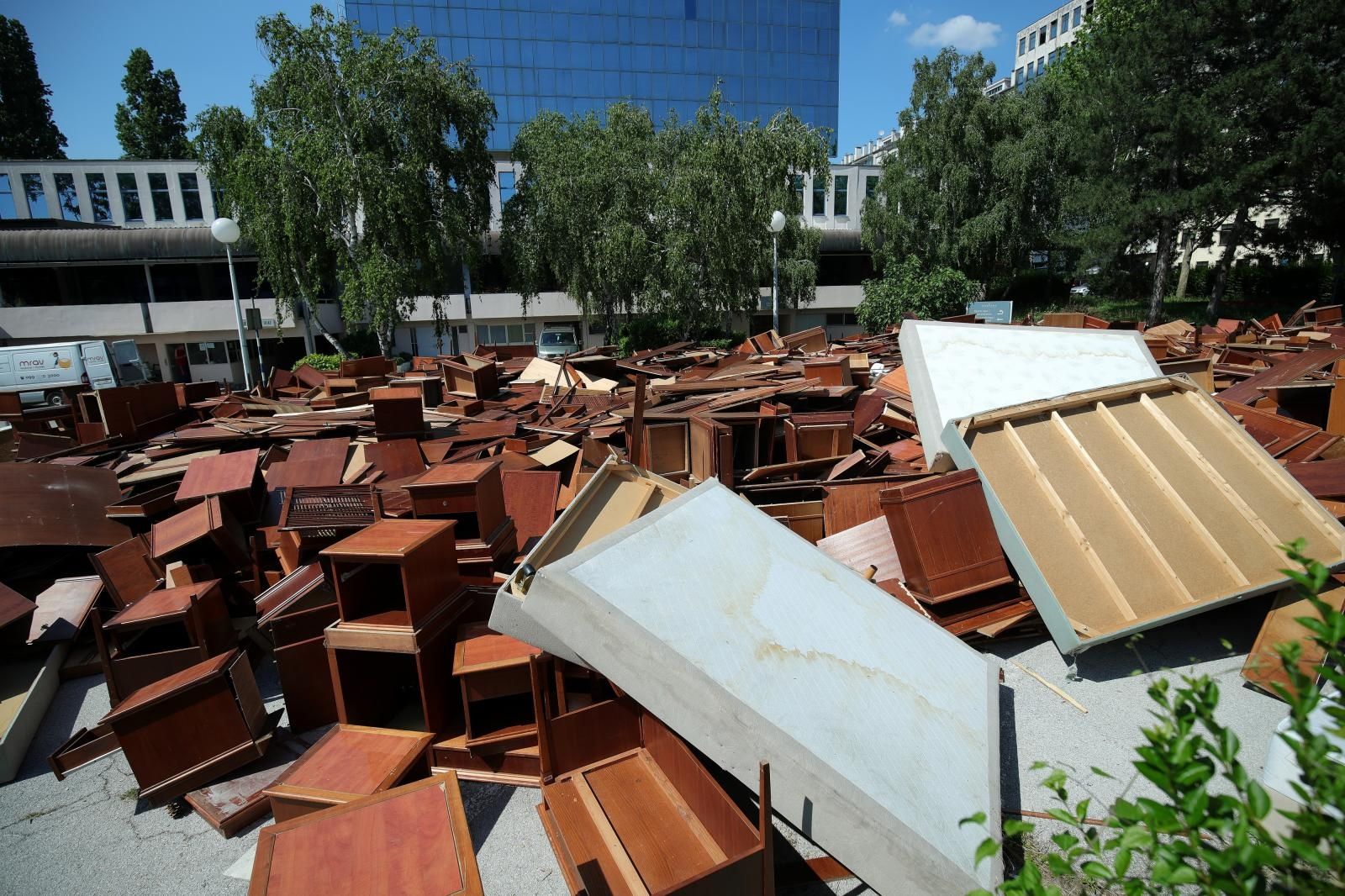 17.06.2021., Zagreb - Hotel Panorama. Nesvakidasnji prizor ispred hotela Panorama. Mnostvo razbacanog i potrganog namjestaja, stolici, ormari, stolice stoje tik do hotela Panorama te privlace paznju prolaznika. Photo: Sanjin Strukic/PIXSELL