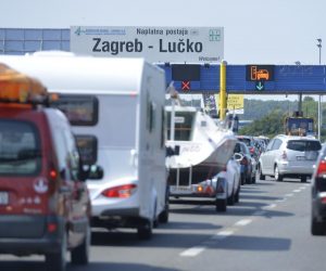14.07.2013., Zagreb - Na autocesti Zagreb - Karlovac zbog prometne nesrece i kvarova automobila te velikog broja stranih turista stvaraju se guzve na cestama i odmoristima prema moru. 
Photo: Marko Lukunic/PIXSELL