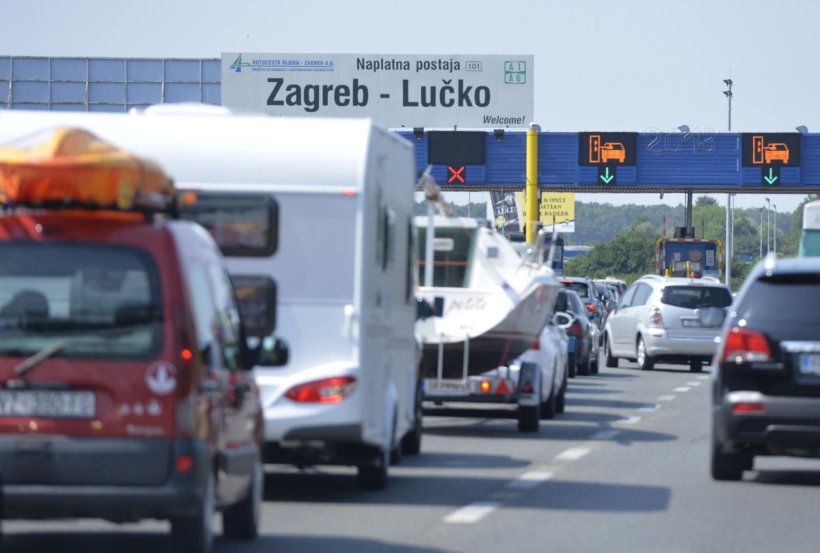 14.07.2013., Zagreb - Na autocesti Zagreb - Karlovac zbog prometne nesrece i kvarova automobila te velikog broja stranih turista stvaraju se guzve na cestama i odmoristima prema moru. 
Photo: Marko Lukunic/PIXSELL