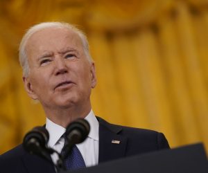 epa09189901 US President Joe Biden delivers remarks on the economy, in the East Room of the White House in Washington, DC, USA, 10 May 2021.  EPA/Chris Kleponis / POOL