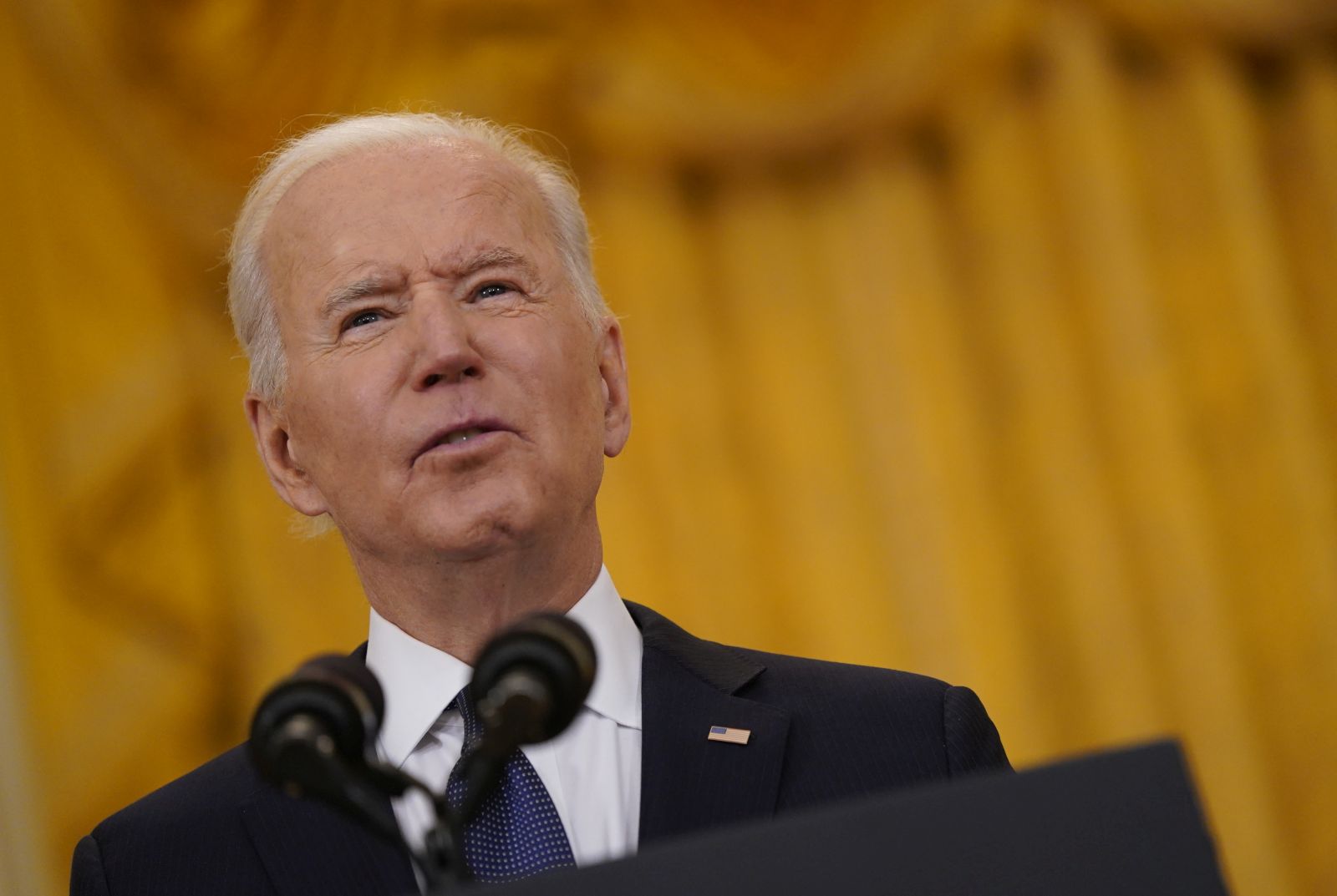 epa09189901 US President Joe Biden delivers remarks on the economy, in the East Room of the White House in Washington, DC, USA, 10 May 2021.  EPA/Chris Kleponis / POOL