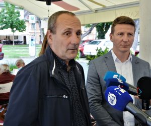 Karlovac, 12.05.2021. - Nezavisni kandidat za gradonačelnika Karlovca Davor Petračić, kojeg podupiru SDP, HSS i Reformisti, najavio je ukidanje prireza radi jačanja konkurentnosti, a potporu mu je u srijedu dao i gradonačelnik Svete Nedelje Dario Zurovec. Na fotografiji Davor Petračić, kandidat za gradonačelnika Karlovca, Dario Zurovec, gradonačelnik Sv. Nedelje. foto HINA/ Mladen VOLARIĆ/ ml