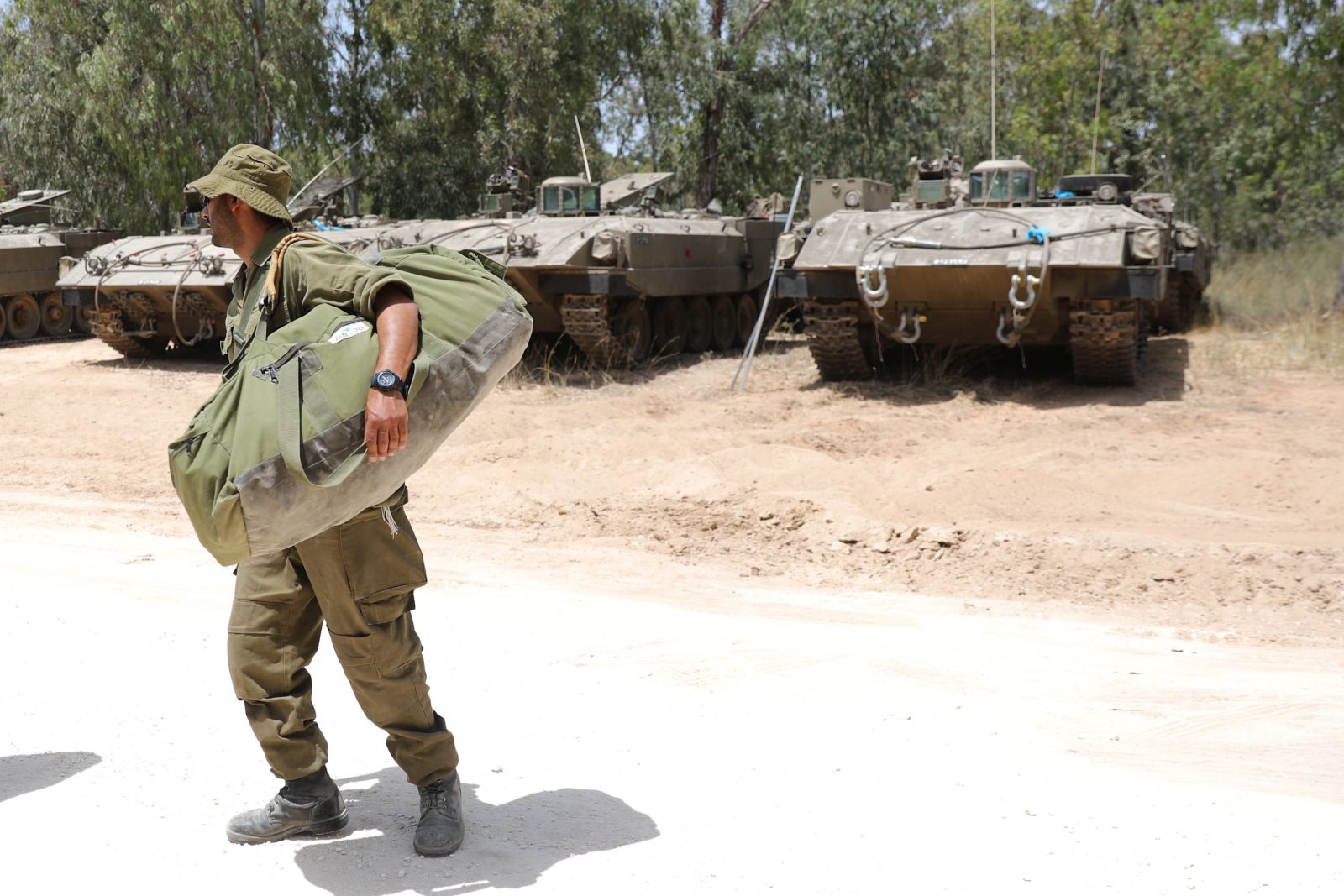 epa09217253 Israeli soldiers return home near the Gaza border, Israel, 21 May 2021. After 11 days of fighting a ceasefire came into effect between Israel and militants in Gaza strip under an Egyptian initiative for an unconditional ceasefire. At least 232 Palestinians were killed in the Israeli offensive according to Palestinian health ministry, while at least 12 Israelis killed in rocket attacks from Gaza.  EPA/ABIR SULTAN