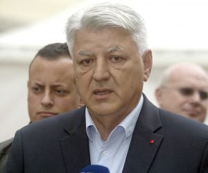 Rijeka, 23.05.2021. - Kandidat za župana iz redova SDP-a Zlatko Komadina u nedjelju je na Korzu održao tiskovnu konferenciju na kojoj je predstavio kandidate koalicije koji su izabrani u prvom krugu lokalnih izbora te kandidate koji se biraju u drugom krugu. Na slici Zlatko Komadina, kandidat SDP-a za župana Primorsko-goranske županije.
foto HINA/ Miljenko KLEPAC/ mk