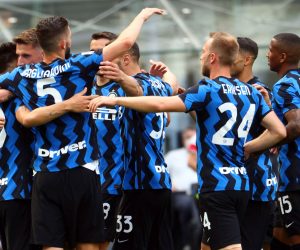 epa09222633 Inter Milan’s Lautaro Martinez (L) jubilates with his teammates after scoring the 3-0 goal during the Italian Serie A soccer match between FC Inter and Udinese at Giuseppe Meazza stadium in Milan, Italy, 23 May 2021.  EPA/MATTEO BAZZI