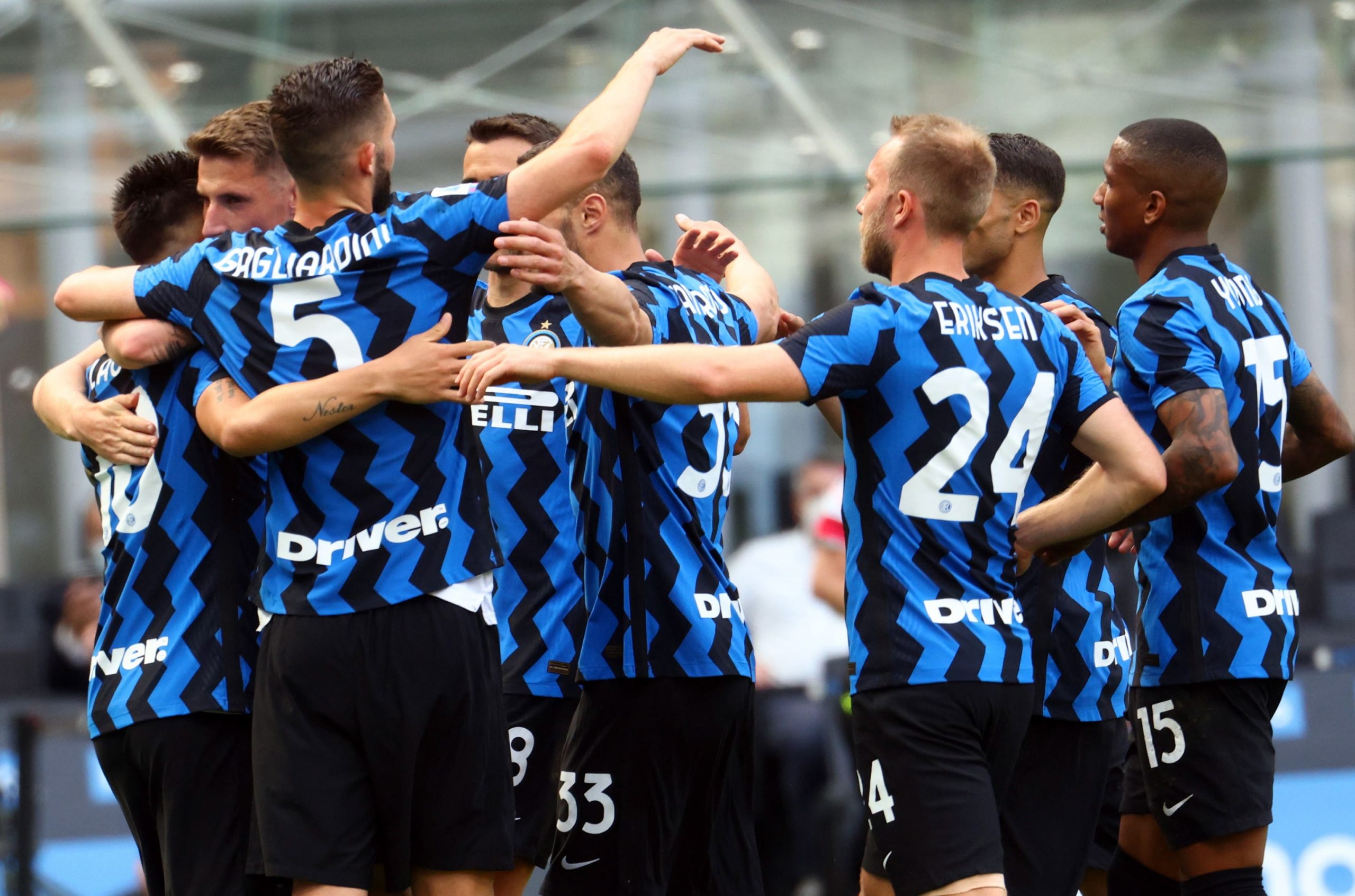 epa09222633 Inter Milan’s Lautaro Martinez (L) jubilates with his teammates after scoring the 3-0 goal during the Italian Serie A soccer match between FC Inter and Udinese at Giuseppe Meazza stadium in Milan, Italy, 23 May 2021.  EPA/MATTEO BAZZI