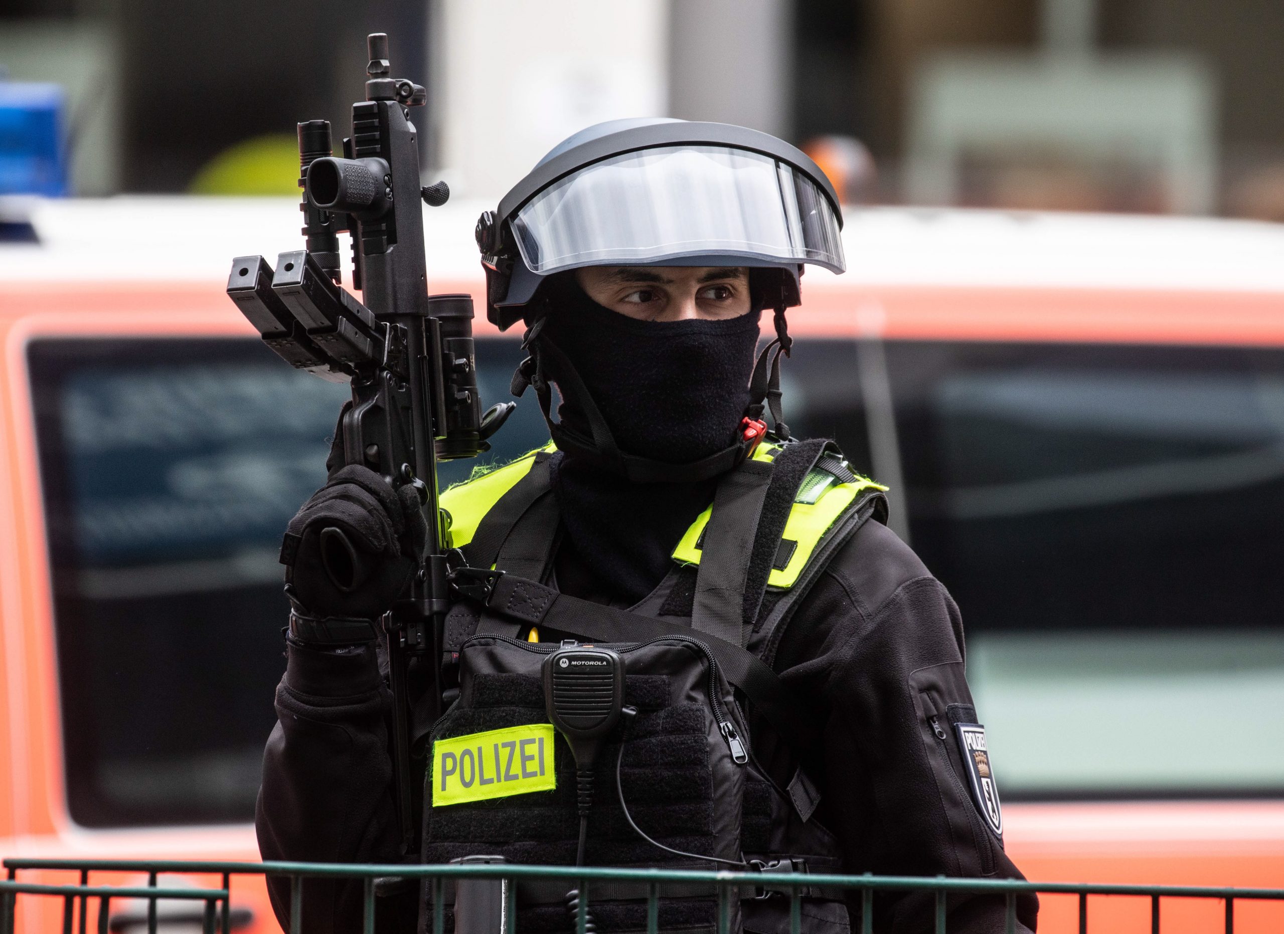 epa09228640 A police officer secures the front of a Deutche bank branch at the Johannisthaler Chaussee in Berlin, Germany, 26 May 2021. According to the police, two men were injured, including the alleged perpetrator, during a bank robbery in Berlin's Neukoelln distcrit.  EPA/FILIP SINGER