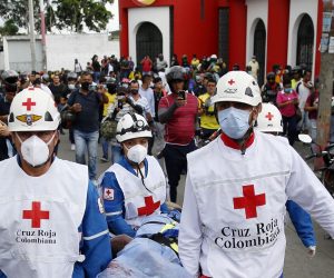 epa09234351 ATTENTION EDITORS: GRAPHIC CONTENT Members of the Colombian Red Cross lift the lifeless body of a man, during the demonstrations amid the National Strike, in the La Luna sector, in Cali, Colombia, 28 May 2021. Three people died on 28 May in confusing events that occurred in Cali, the epicenter of the protests in Colombia and the main city in the southwest of the country, during the fifth day of the 'national strike', confirmed the mayor of the city, Jorge Ivan Ospina. The crimes were committed in the La Luna sector, in the center of the city and one of the places where the scenes of greatest violence have been experienced since the protests began a month ago.  EPA/Ernesto Guzman Jr ATTENTION EDITORS: GRAPHIC CONTENT