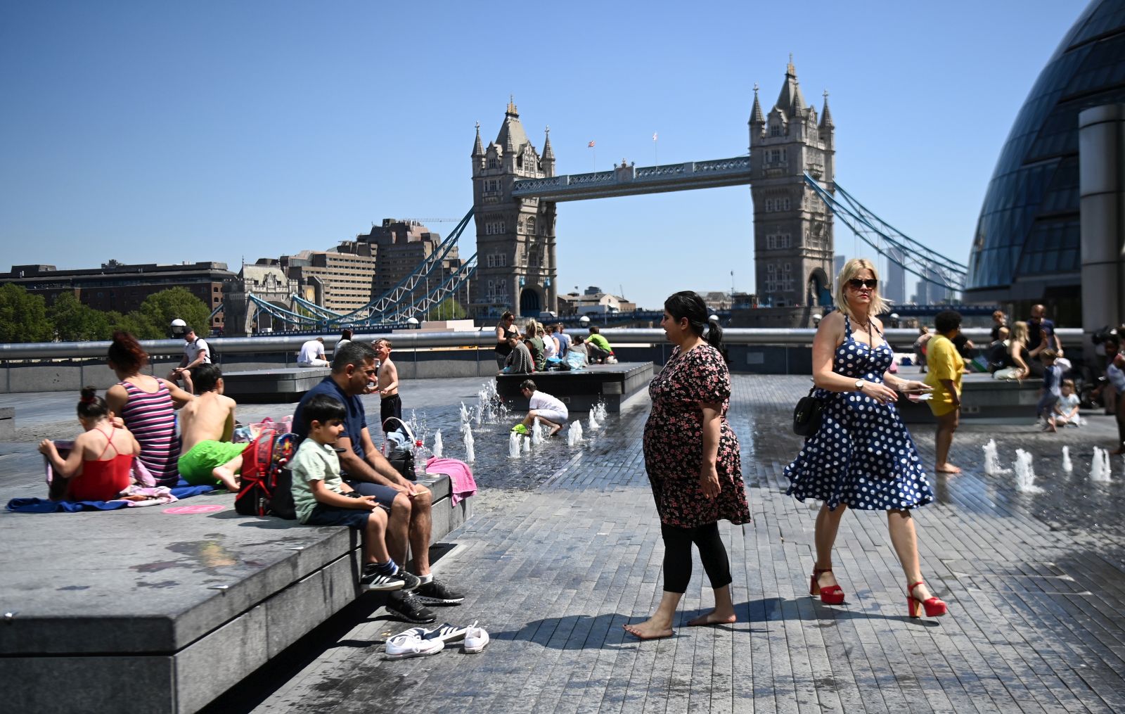 epa09241191 Families enjoy the weather in London, Britain, 01 June 2021. The UK government is pushing ahead with its vaccination program in its fight against the Indian variant, that continues to spread across England. The UK government plans to lift lockdown restrictions completely 21 June.  EPA/ANDY RAIN