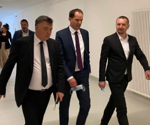 Sarajevo, 01.06.2021. - Ministri pravosuđa Hrvatske i BiH Ivan Malenica i Josip Grubeša suglasili su se u utorak kako bi dvije države trebale izmijeniti bilateralne sporazume koji priječe procesuiranje i izvršenje kazne osoba koje su u jednoj počinili kaznena djela i bijegom u drugu izbjegavaju kaznu.
foto HINA/ Zoran KREŠIĆ/ ml
