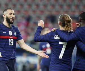 epa09243980 Ousmane Dembele (R) of France celebrates with teammates Karim Benzema (L) and Antoine Griezmann (C) after scoring the 3-0 lead during the International Friendly soccer match between France and Wales in Nice, France, 02 June 2021.  EPA/SEBASTIEN NOGIER