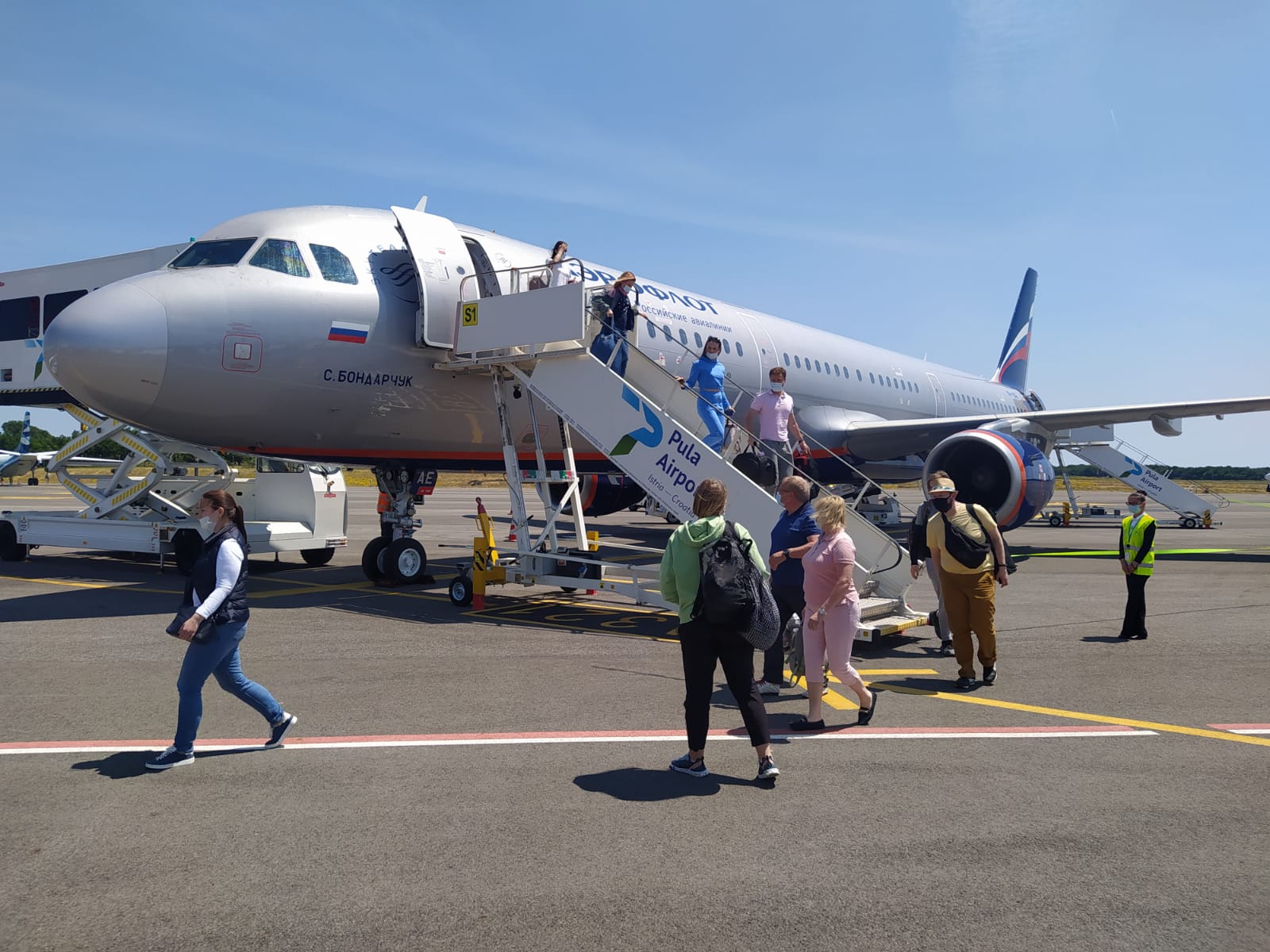 Pula, 03.06.2021. - Zrakoplov ruskog nacionalnog zrakoplovnog prijevoznika Aeroflota iz Moskve je sletio u četvrtak u pulsku Zračnu luku sa 147 putnika. foto HINA/ Daniel SPONZA/ ml
