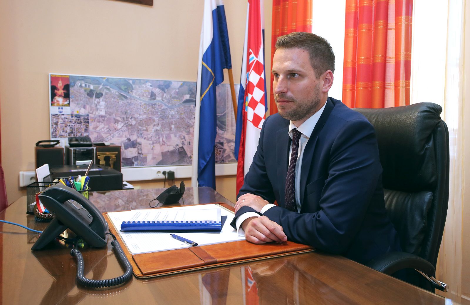 Osijek, 04.06.2021. - Novi gradonačelnik Osijeka Ivan Radić sastao se s dosadašnjim gradonačelnikom Ivicom Vrkićem te preuzeo upravljanje gradom iduće 4 godine. Na fotografiji Ivan Radić.
foto HINA/ ml