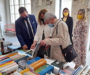 Pula, 04.06.2021. - Svečano otvorenje festivala knjiga i autora Sa(n)jam knjige u Istri održalo se na arheološkom nalazištu uz Gradsku knjižnicu.
foto HINA/ Daniel SPONZA/ ml