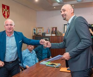 Šibenik, 04.06.2021. - Novi šibensko-kninski župan, inače dojučerašnji kninski gradonačelnik Marko Jelić, zajedno sa zamjenicima Iris Ukić Kotarac i Ognjenom Vukmirovićem, preuzeo je u petak dužnost od Gorana Pauka (HDZ) koji je na toj funkciji bio tri uzastopna mandata. Na fotografiji Marko Jelić (D).
foto HINA/ ŠibenikIN/ Ivana Šimundić/ ml