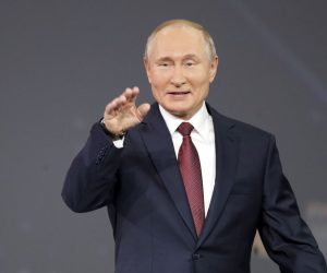 epa09247144 Russian President Vladimir Putin arrives to attend a plenary session of the St. Petersburg International Economic Forum (SPIEF) in St. Petersburg, Russia, 04 June 2021. The 24th St.Petersburg International Economic Forum runs from 02 to 05 June 2021.  EPA/DMITRI LOVETSKY / POOL