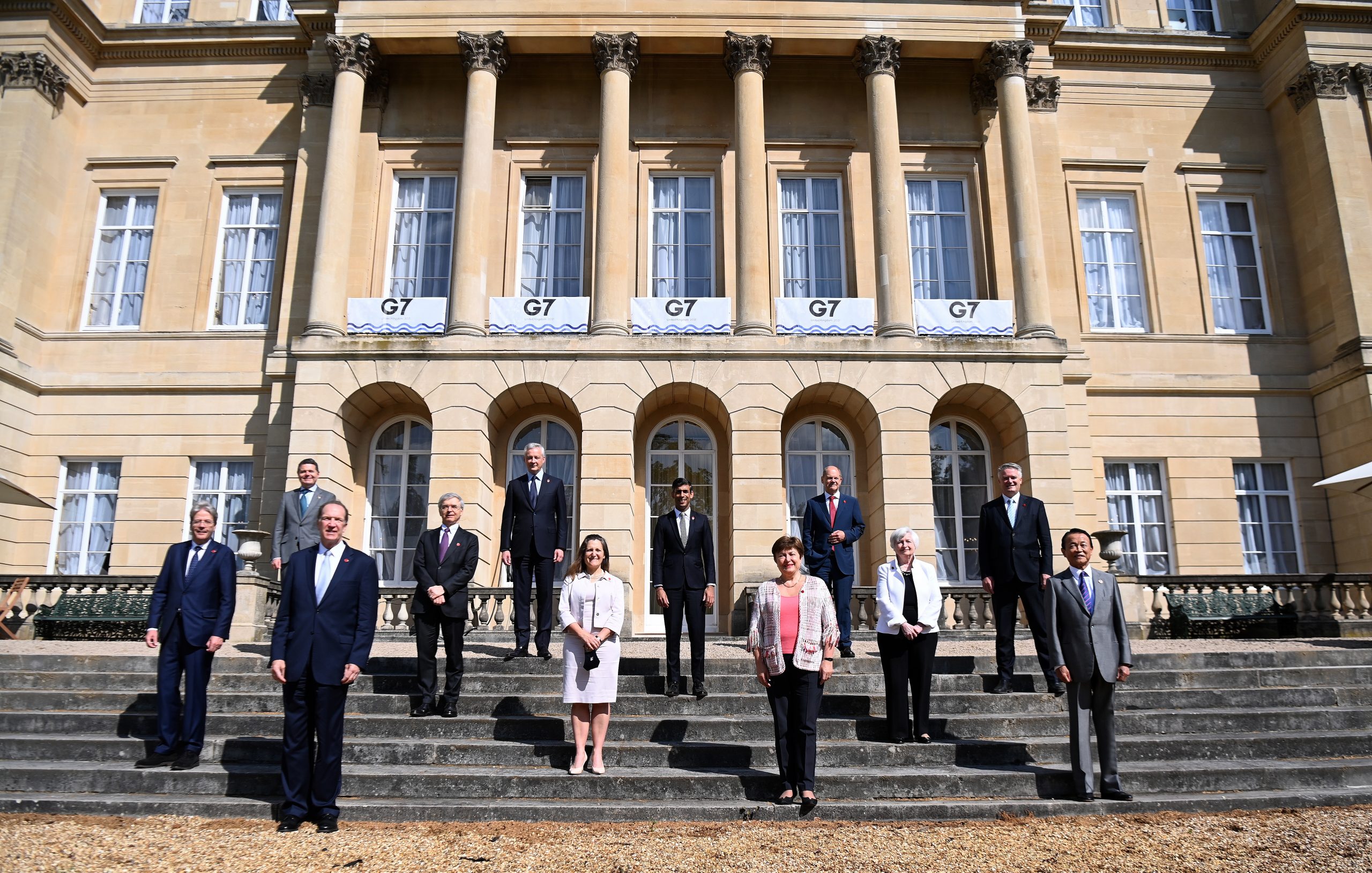 epa09248881 G7 Finance Ministers pose for a family photograph at Lancaster House during the G7 Finance Ministers meeting in London, Britain, 05 June 2021.  EPA/ANDY RAIN