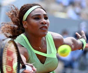 epa09251254 Serena Williams of the USA in action against Elena Rybakina of Kazakhstan during their fourth round match at the French Open tennis tournament at Roland Garros in Paris, France, 06 June 2021.  EPA/CAROLINE BLUMBERG