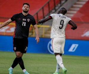 epa09252004 Romelu Lukaku (R) of Belgium celebrates after scoring the 1-0 lead during the International Friendly soccer match between Belgium and Croatia at King Baudouin stadium in Brussels, Belgium, 06 June 2021.  EPA/STEPHANIE LECOCQ